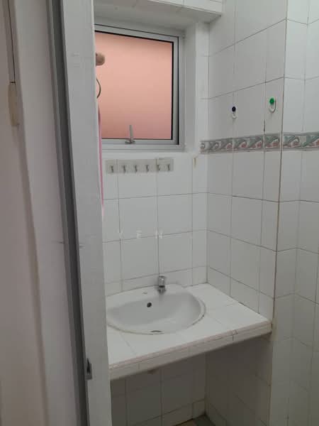 Pangsapuri untuk Dijual di Desa Dua Aman Puri - Yen . - Bathroom - PropertyGuru.com.my