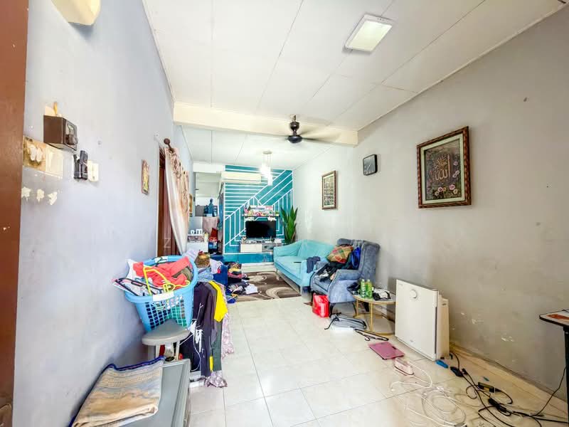 Rumah Teres 1 Tingkat untuk Dijual di Taman Dato Demang (Seri Kembangan) - Azli Ibrahim - Living Room - PropertyGuru.com.my