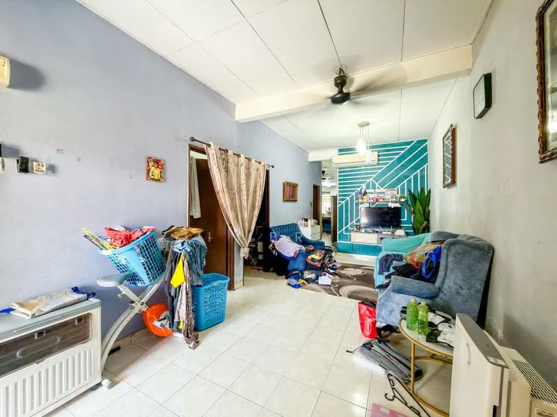 Rumah Teres 1 Tingkat untuk Dijual di Taman Dato Demang (Seri Kembangan) - Azli Ibrahim - Living Room - PropertyGuru.com.my