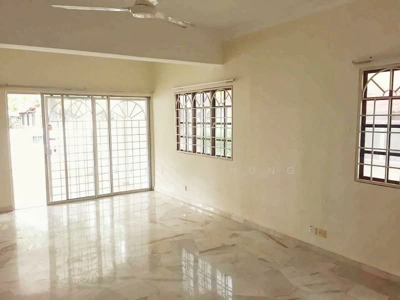 Rumah Teres 2 Tingkat untuk Dijual di Serdang (Seri Kembangan) - Philip Chung - Living Room - PropertyGuru.com.my
