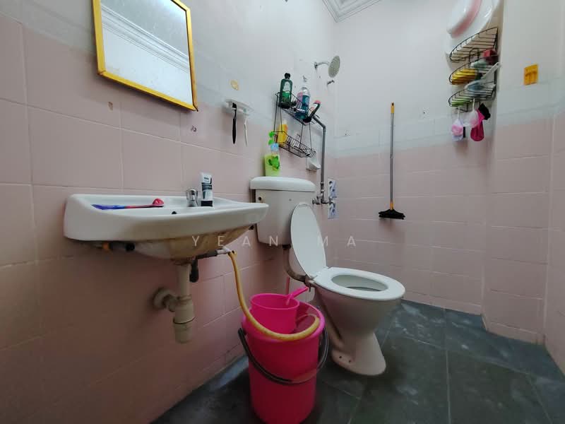 Rumah Teres untuk Dijual di Bandar Country Homes (Rawang) - Yean Ma - Bathroom - PropertyGuru.com.my
