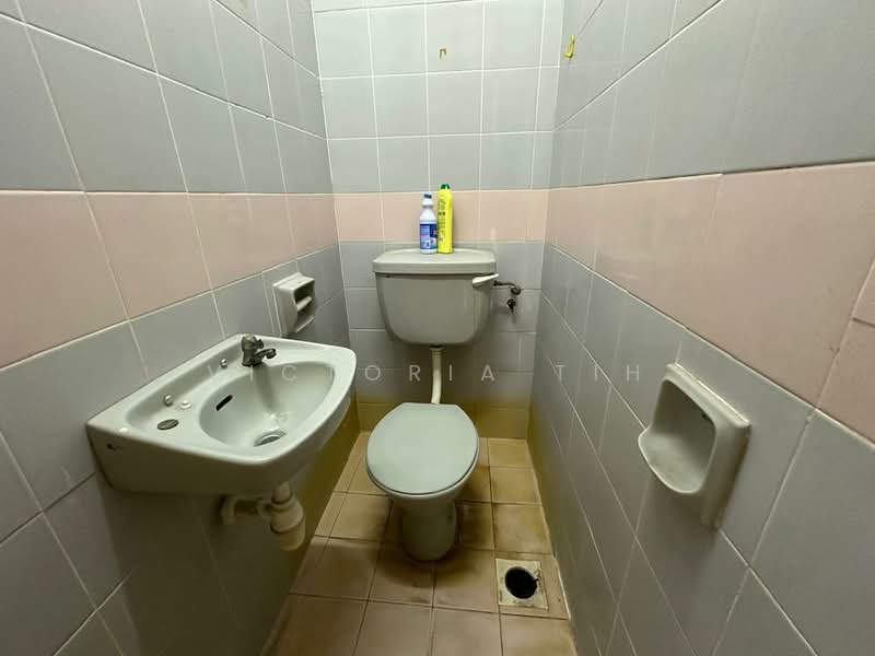 Kondominium untuk Disewa di Cypress Condominium - Victoria Tih - Bathroom - PropertyGuru.com.my