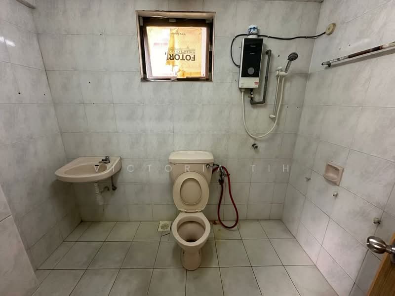 Kondominium untuk Disewa di Cypress Condominium - Victoria Tih - Bathroom - PropertyGuru.com.my