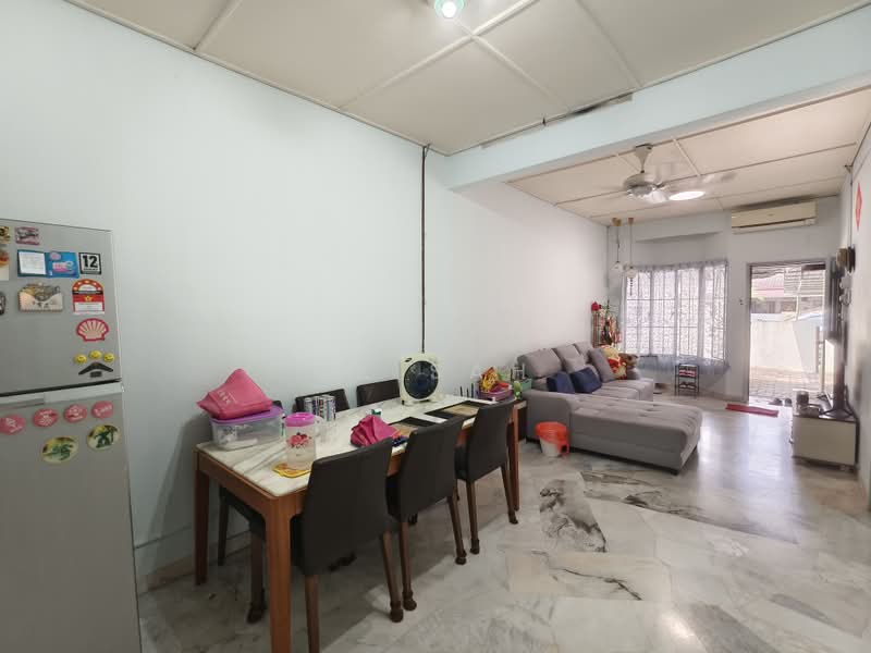 Rumah Teres untuk Dijual di Taman Kajang Utama (Kajang) - KK Sah - Living Room - PropertyGuru.com.my