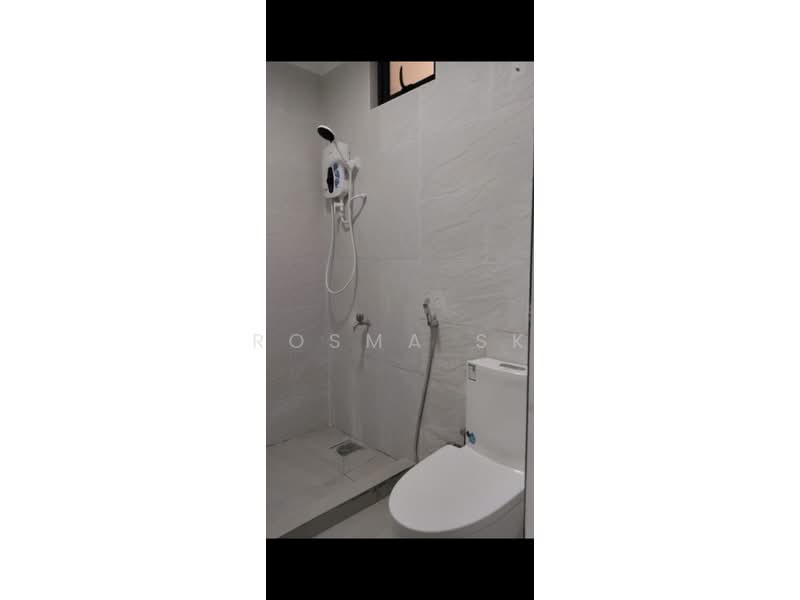 2-storey Terraced House for Rent in Penampang (Sabah) - Rosma SK - Master bathroom, ground floor.  - PropertyGuru.com.my