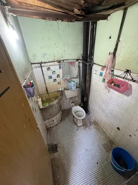 Shop / Office for Sale in Taman Nirwana (Ampang) - Wan Faris Irfan Wan Mohammad - Bathroom - PropertyGuru.com.my