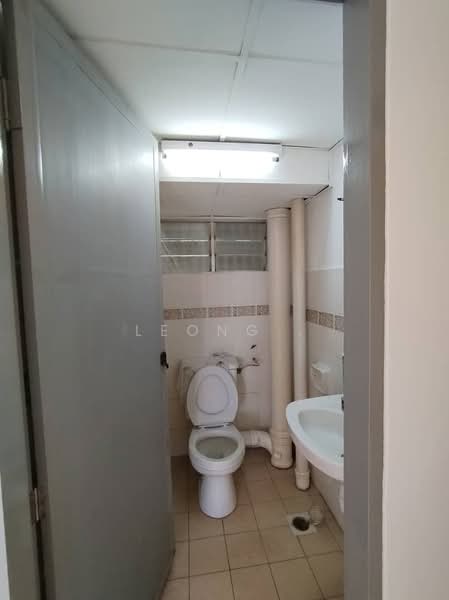 Pangsapuri untuk Disewa di Taman Kristal - Leong . - Bathroom - PropertyGuru.com.my
