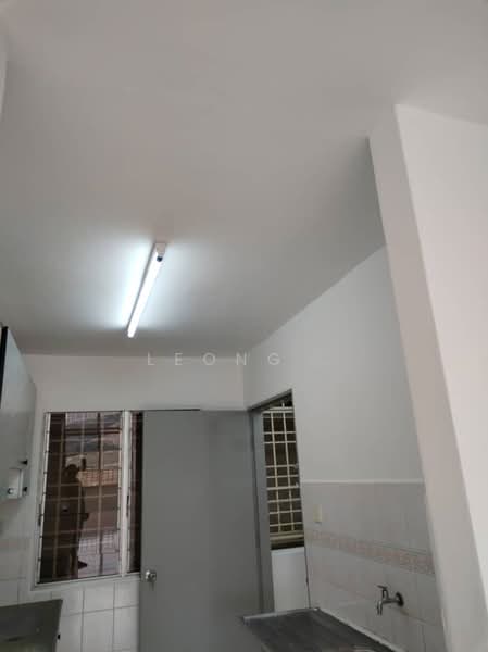 Pangsapuri untuk Disewa di Taman Kristal - Leong . - Kitchen - PropertyGuru.com.my