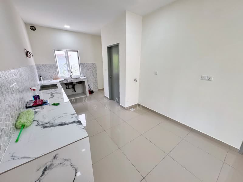 Terraced House for Sale in Sepang (Selangor) - Herman Sazwan Nor Rahim - Kitchen - PropertyGuru.com.my