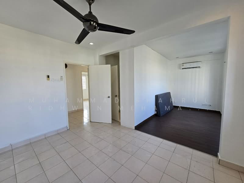 Pangsapuri untuk Dijual di Sri Bayu Apartments - Muhammad Shahrul Ridhwan Mehamad Nasir - Master Bedroom - PropertyGuru.com.my