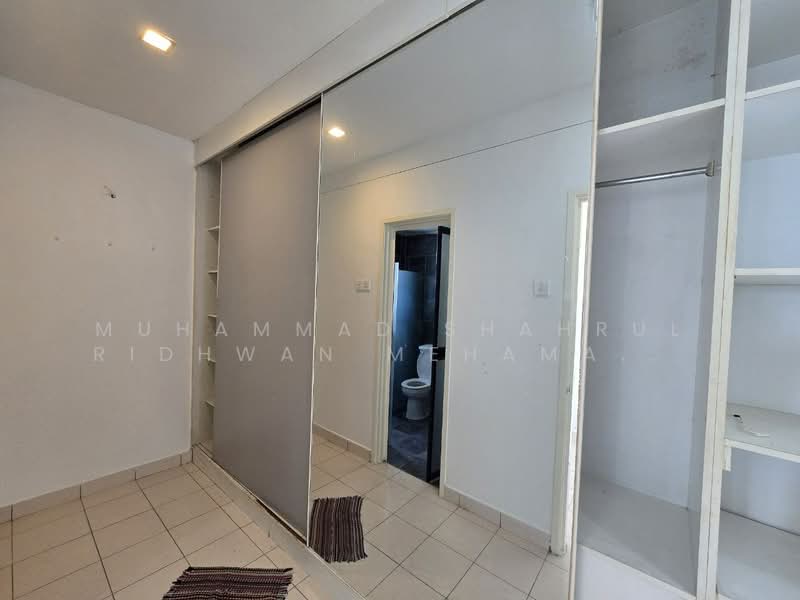Pangsapuri untuk Dijual di Sri Bayu Apartments - Muhammad Shahrul Ridhwan Mehamad Nasir - Walk-In Wardrobe - PropertyGuru.com.my