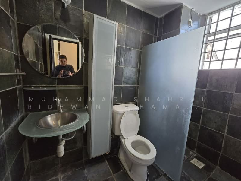 Pangsapuri untuk Dijual di Sri Bayu Apartments - Muhammad Shahrul Ridhwan Mehamad Nasir - Master Bedroom Toilet - PropertyGuru.com.my
