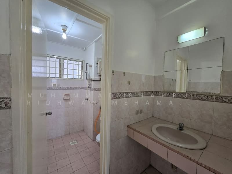 Pangsapuri untuk Dijual di Sri Bayu Apartments - Muhammad Shahrul Ridhwan Mehamad Nasir - Bathroom - PropertyGuru.com.my