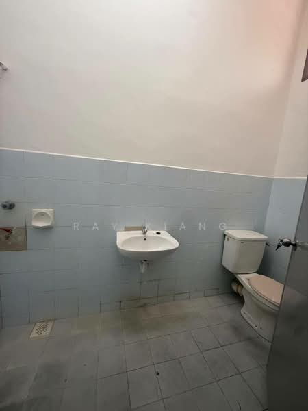 1.5-storey Terraced House for Sale in Taman Pelangi Indah (Ulu Tiram) - Ray Kiang - Bathroom - PropertyGuru.com.my