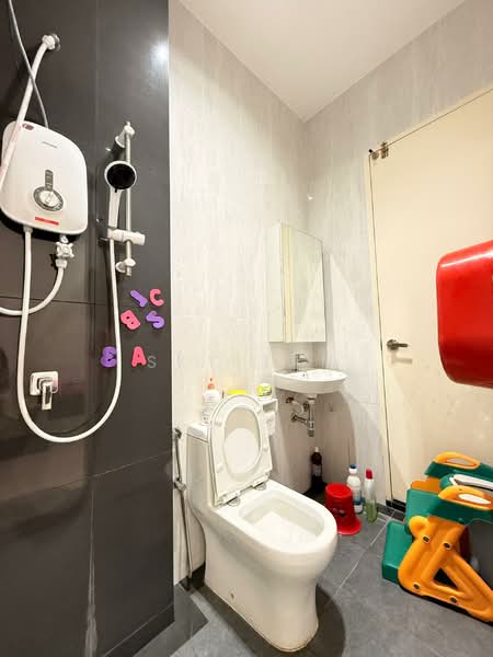 Cluster House for Sale in Setia Tropika (Johor Bahru) - Sky Tan - Bathroom - PropertyGuru.com.my