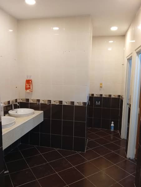 Shop for Sale in Kampung Baru Batu 11 (Cheras) - Hugo Lim - Bathroom - PropertyGuru.com.my