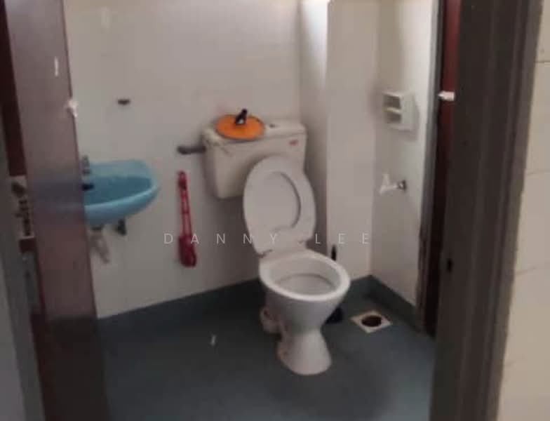 Rumah Teres 2 Tingkat untuk Dijual di Bandar Putra Permai (Seri Kembangan) - Danny Lee - Bathroom - PropertyGuru.com.my