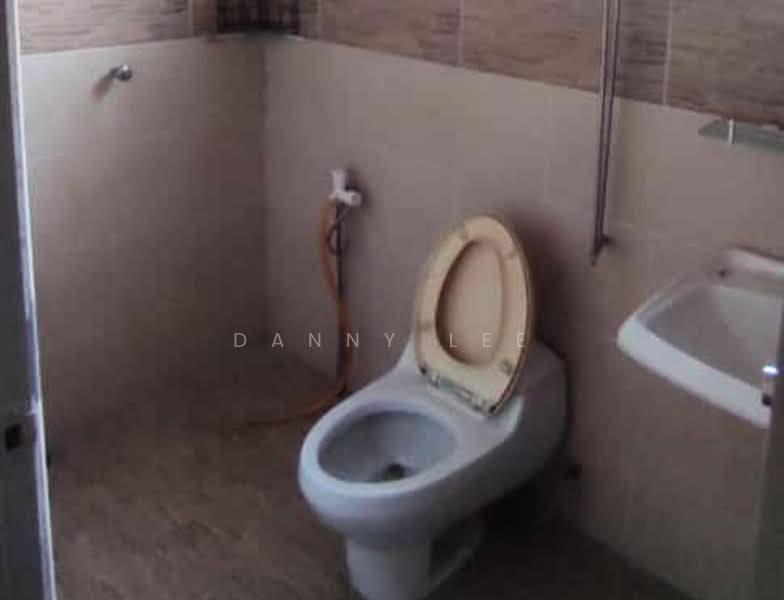 Rumah Teres 2 Tingkat untuk Dijual di Bandar Putra Permai (Seri Kembangan) - Danny Lee - Bathroom - PropertyGuru.com.my