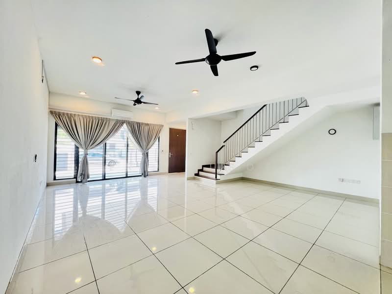 2-storey Terraced House for Rent in Denai Alam (Shah Alam) - Erin Yusof - Living Room - PropertyGuru.com.my