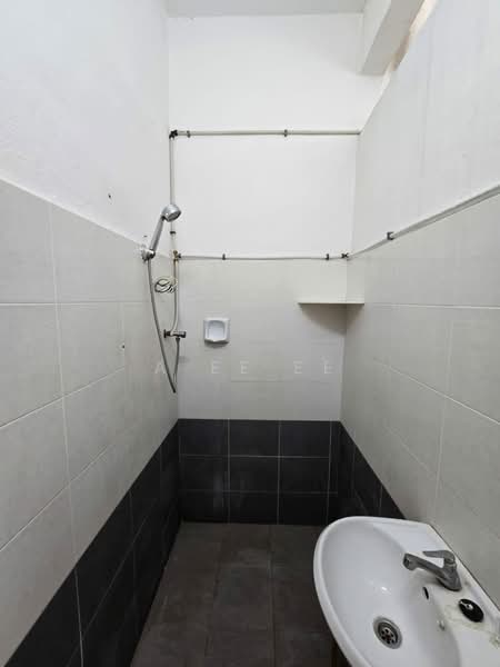 Rumah Teres 2 Tingkat untuk Dijual di Sungai Dua (Penang) - A Ee Ee - Bathroom - PropertyGuru.com.my