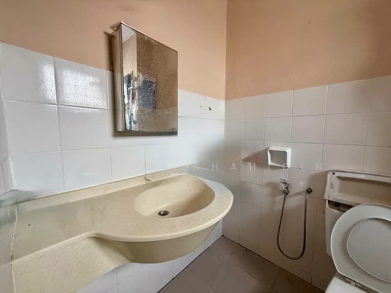 3-storey Terraced House for Sale in Selayang Mulia (Batu Caves) - Shafika Shahidin - Bathroom - PropertyGuru.com.my