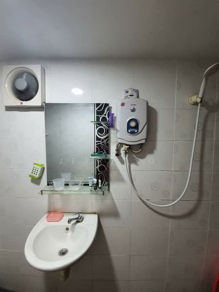Kondominium untuk Dijual di Villa Condominium - Jerry So - Bathroom - PropertyGuru.com.my