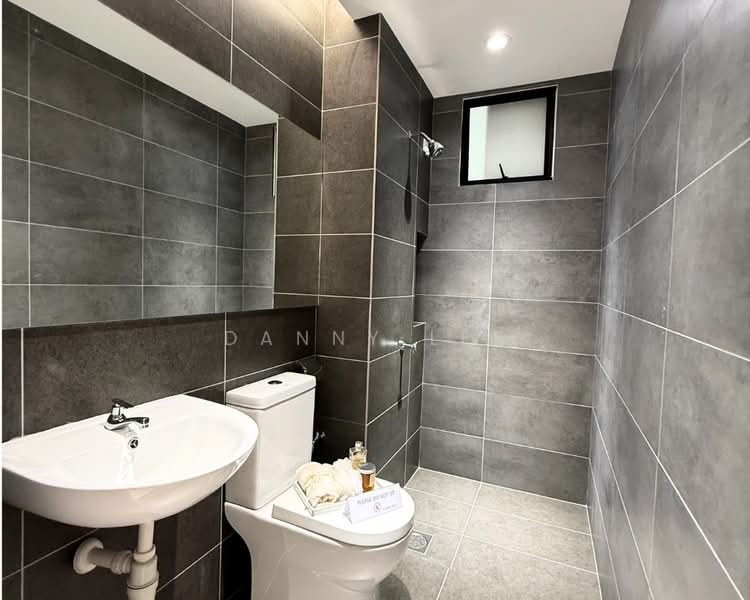 Servis Apartment untuk Dijual di Maxim D'Parc - Danny Lee - Bathroom - PropertyGuru.com.my