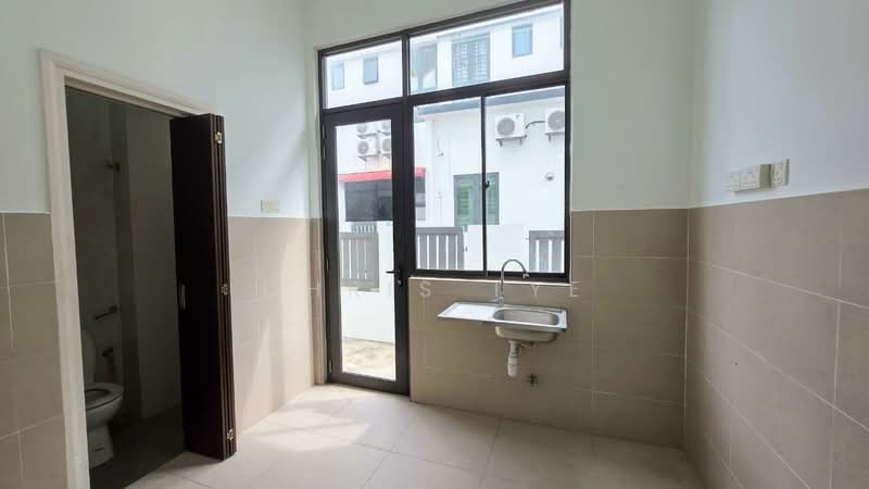 3-storey Terraced House for Sale in Seri Kembangan (Selangor) - Chris Tye - Bathroom - PropertyGuru.com.my