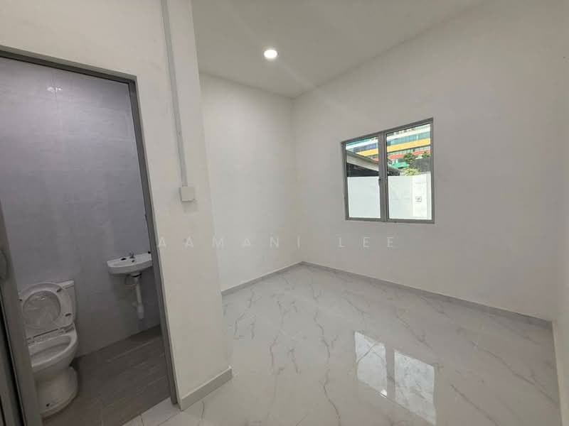 1-storey Terraced House for Sale in Taman Abad (Johor Bahru) - Aamani Lee - Bathroom - PropertyGuru.com.my