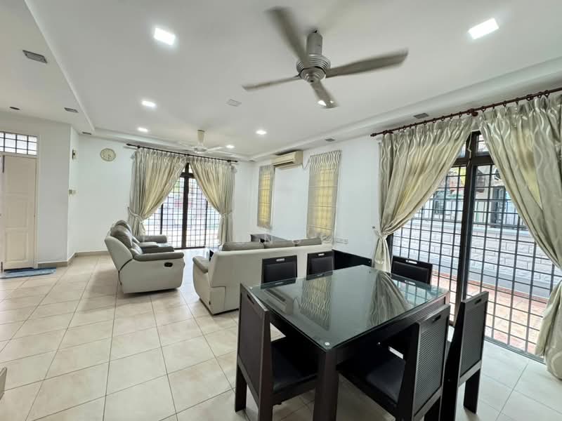 Rumah Berkembar untuk Dijual di Austin Heights (Tebrau) - Ee Fong Toh - Living Room - PropertyGuru.com.my