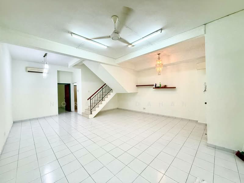 Rumah Teres 2.5 Tingkat untuk Dijual di Taman Kurnia Indah (Cheras) - Noraini Dahan - Living Room - PropertyGuru.com.my