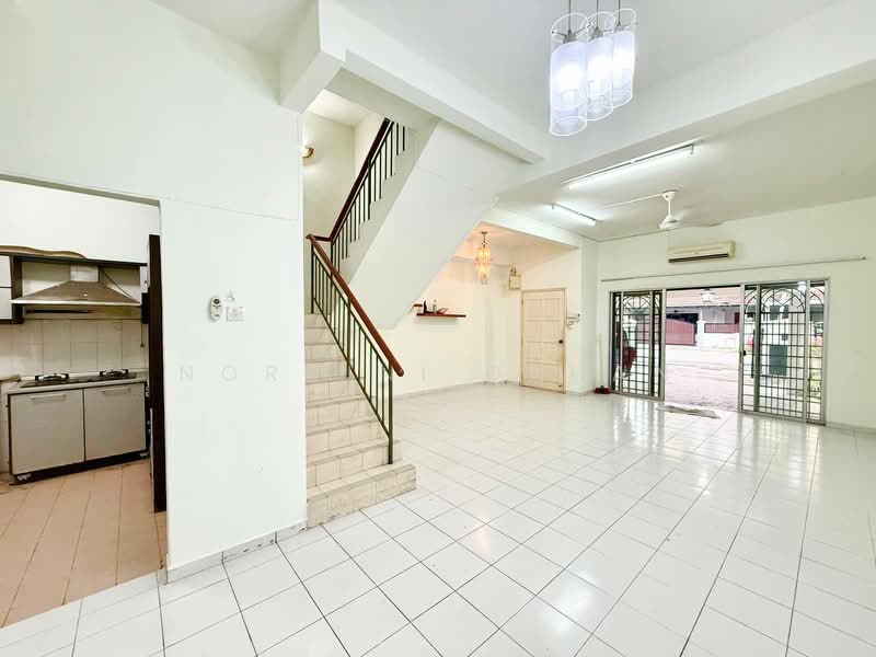Rumah Teres 2.5 Tingkat untuk Dijual di Taman Kurnia Indah (Cheras) - Noraini Dahan - Living Room - PropertyGuru.com.my