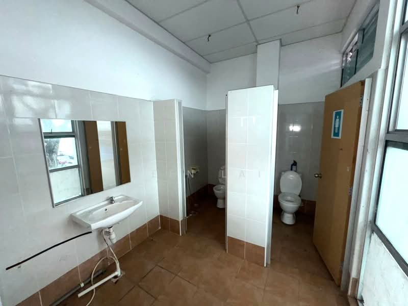 Cluster Factory for Rent in Kawasan Perindustrian Mount Austin (Tebrau) - Leen Lai - Bathroom - PropertyGuru.com.my