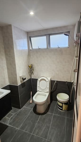 Kondominium untuk Dijual di Endah Regal Condominium - Nicole Loh - Bathroom - PropertyGuru.com.my