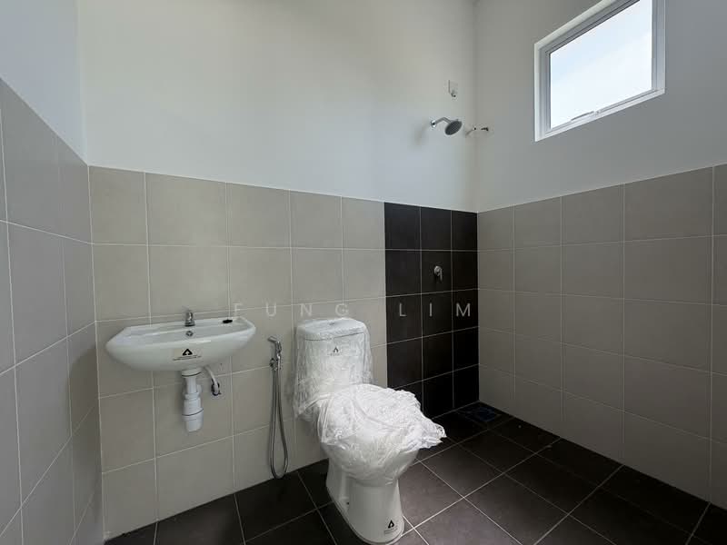 Semi-Detached House for Sale in Parit Buntar (Perak) - Fung Lim - Bathroom - PropertyGuru.com.my