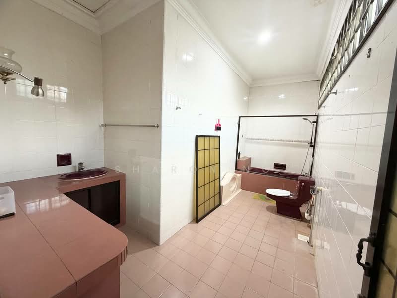Bungalow House for Sale in Taman Bukit Kempas (Tampoi) - Sharon Ng - Bathroom - PropertyGuru.com.my