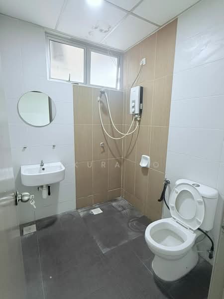 Servis Apartment untuk Disewa di Larkin Heights - Sakura Tok - Bathroom - PropertyGuru.com.my