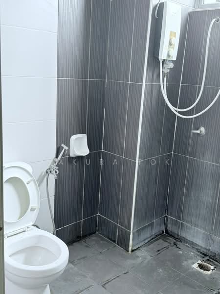 Servis Apartment untuk Disewa di Larkin Heights - Sakura Tok - Bathroom - PropertyGuru.com.my
