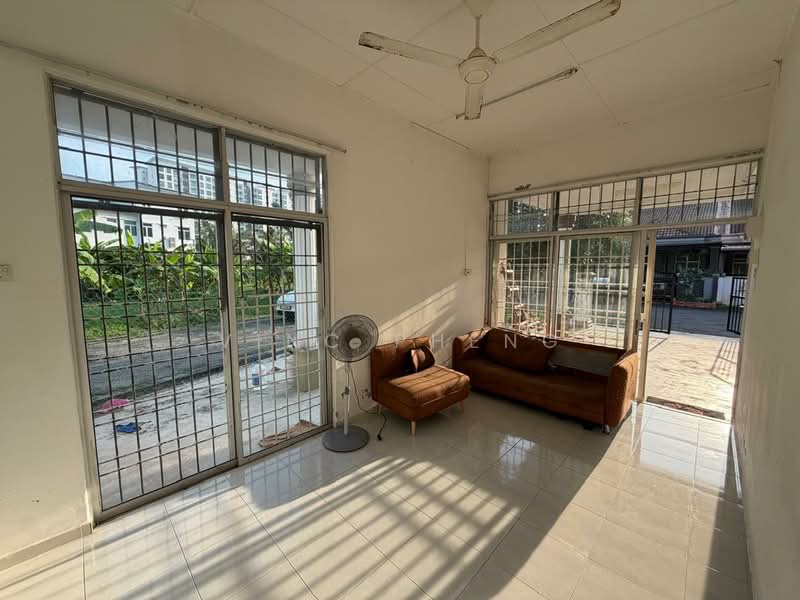 Rumah Teres 1 Tingkat untuk Dijual di Taman Merak (Bukit Baru) - Vinc Pheng - Living Room - PropertyGuru.com.my