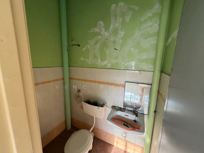 Rumah Teres 1 Tingkat untuk Dijual di Taman Merak (Bukit Baru) - Vinc Pheng - Bathroom - PropertyGuru.com.my