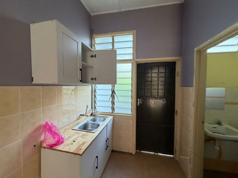 Rumah Teres 1 Tingkat untuk Dijual di Taman Merak (Bukit Baru) - Vinc Pheng - Kitchen - PropertyGuru.com.my
