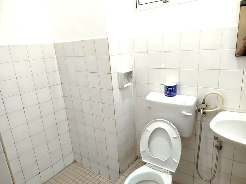 Kondominium untuk Disewa di Abdullah Hukum Apartment - Jackson Wong - Bathroom - PropertyGuru.com.my