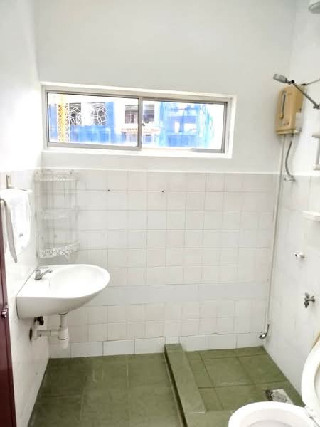 Kondominium untuk Disewa di Abdullah Hukum Apartment - Jackson Wong - Bathroom - PropertyGuru.com.my