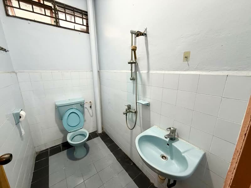Semi-Detached House for Sale in Taman Bukit Kempas (Tampoi) - Sharon Ng - Bathroom - PropertyGuru.com.my