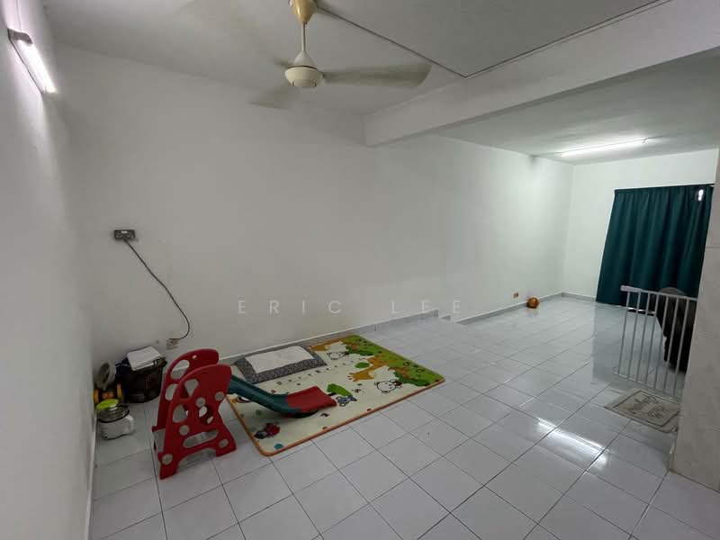 2-storey Terraced House for Sale in Taman Mount Austin (Tebrau) - Eric Lee - Living Room - PropertyGuru.com.my