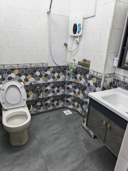 1.5-storey Terraced House for Sale in Taman Perling (Perling) - Iden Tan - Bathroom - PropertyGuru.com.my