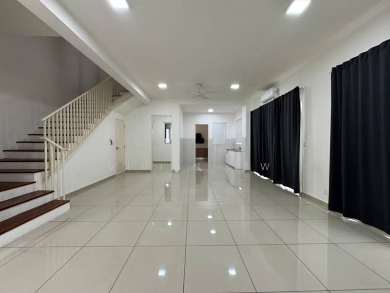 Rumah Berkembar untuk Dijual di Setia Utama (Setia Alam) - Vivian Tew - Living Room - PropertyGuru.com.my