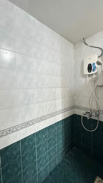 Pangsapuri untuk Disewa di Aster Court - Matt Kek - Bathroom - PropertyGuru.com.my