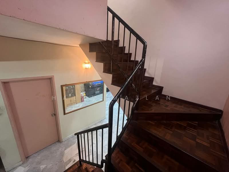 2-storey Terraced House for Sale in Saujana Utama 2 (Ijok) - Halim Mazlan - Staircase - PropertyGuru.com.my