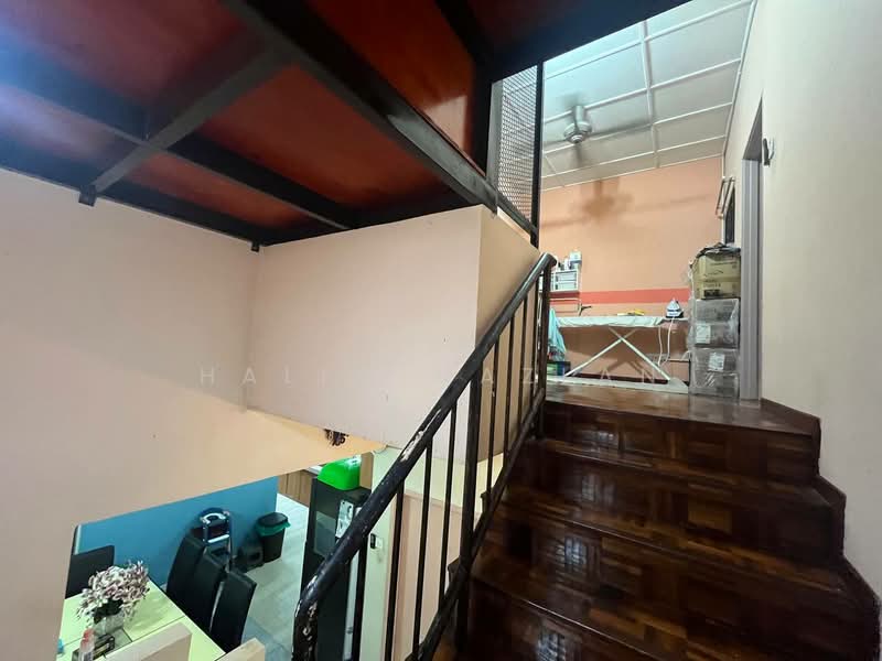 2-storey Terraced House for Sale in Saujana Utama 2 (Ijok) - Halim Mazlan - Staircase - PropertyGuru.com.my